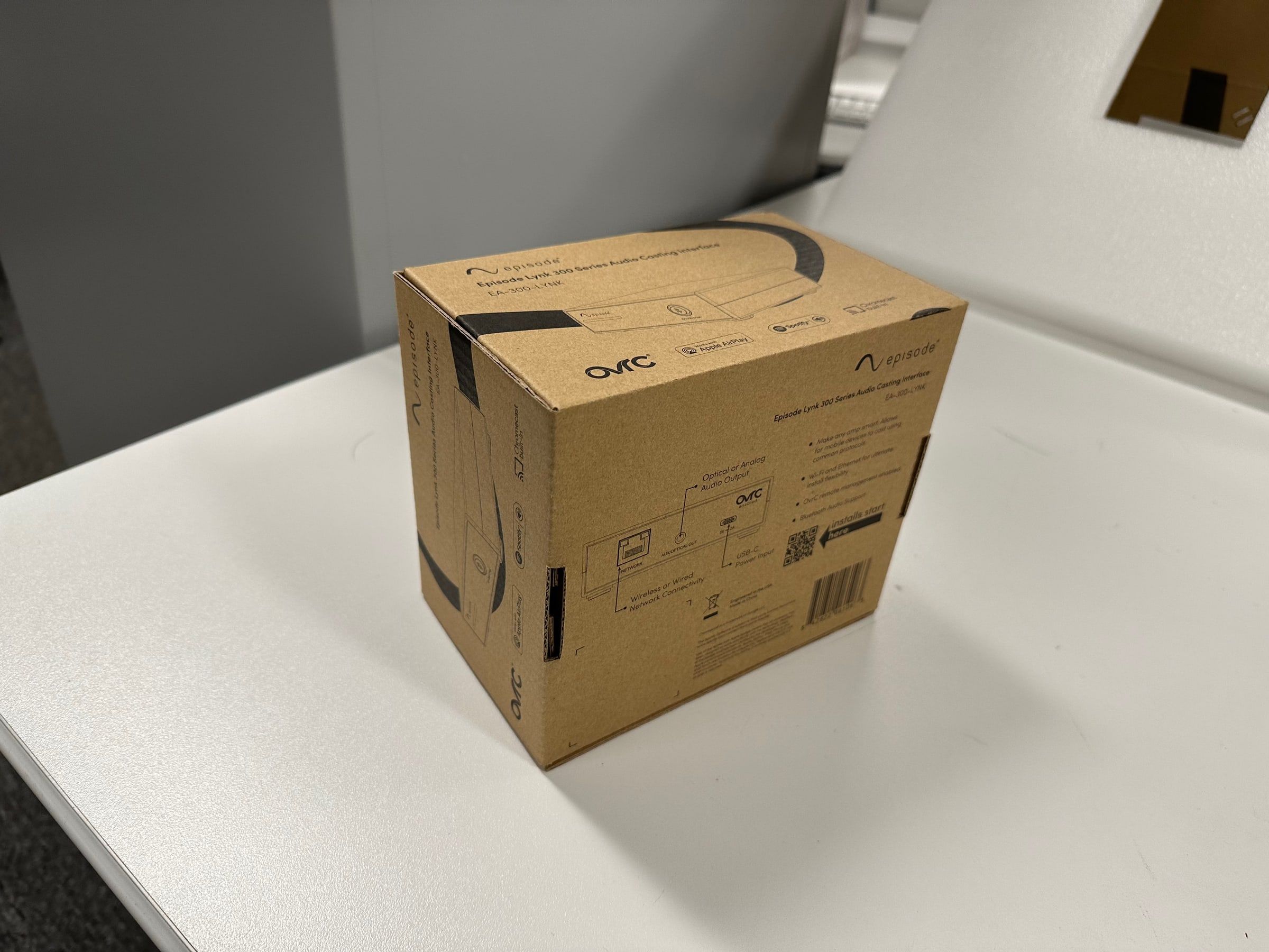 Episode Lynk kraft box with a two-color black swoosh and 3D line drawing of the product (1 of 6)