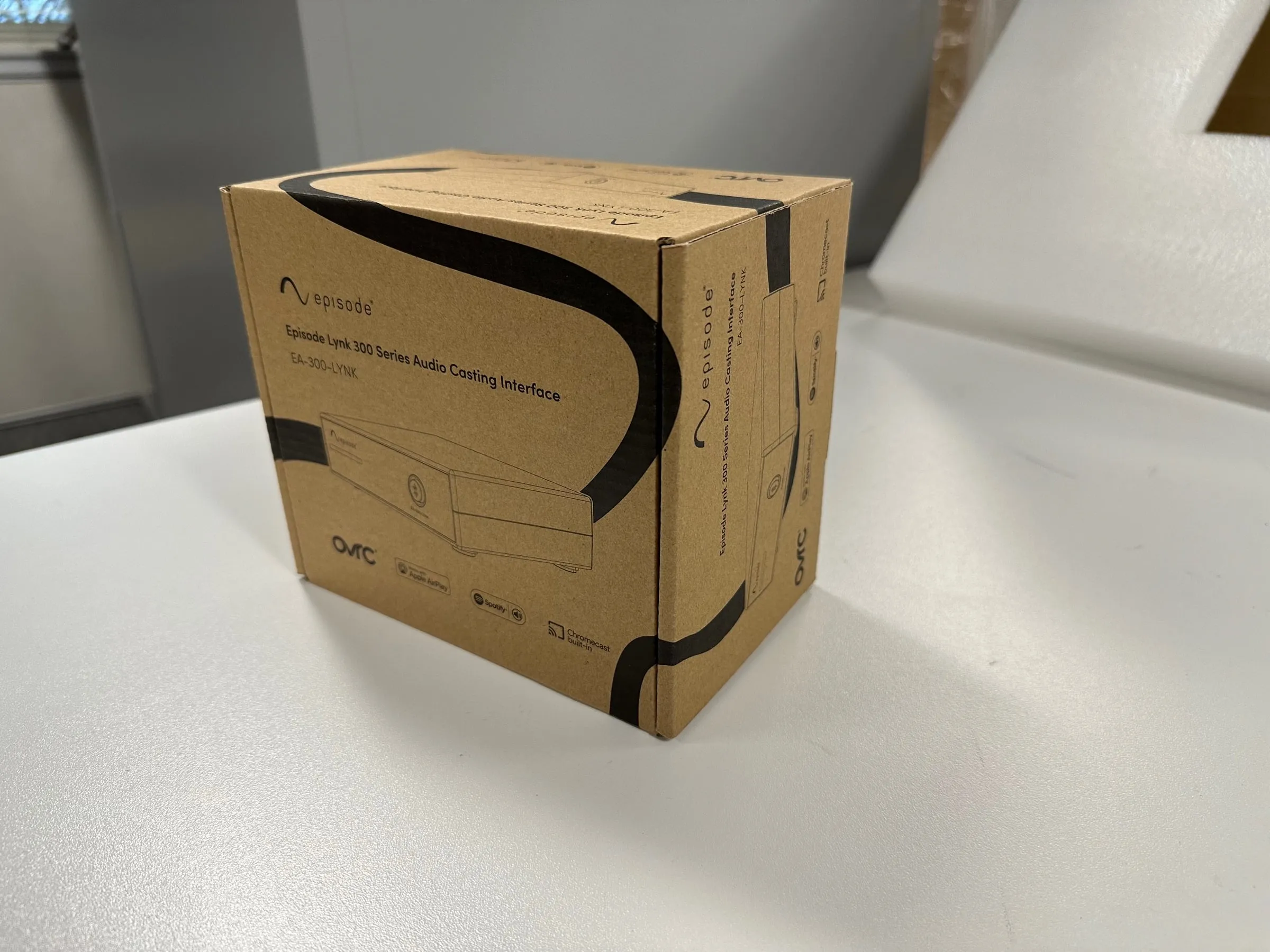 Episode Lynk kraft box with a two-color black swoosh and 3D line drawing of the product (3 of 6)